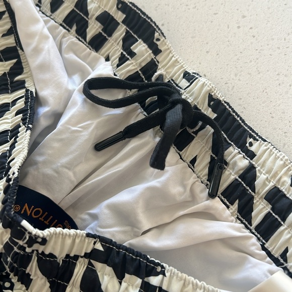 Louis Vuitton Men’s 2023 LV Doves Swim Trunks in Black & White | US Large - Picture 7 of 7
